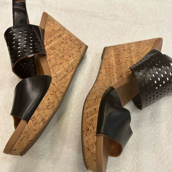 Dr. Scholl's Black and Tan Sandals Comfortable Casual Design - Picture 3 of 5